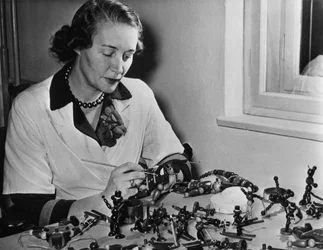 Houten speelgoed wordt afgewerkt in Wenen, Oostenrijk, bestemd voor Amerika, 1952