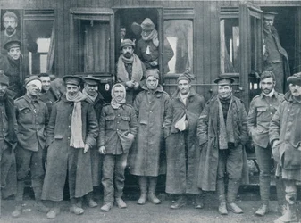 Gewonde Engelse troepen op weg naar een basishospitaal, ca. 1914