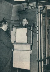Röntgenapparaat gebruikt voor onderzoek van vermoedelijke gevallen van hart- of longziekte, c1935 c1937