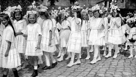 Jonge meisjes op een kerkfestival, Berlijn, Duitsland, 1922