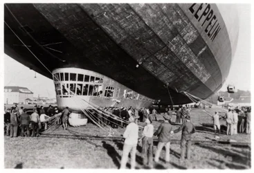 Zeppelin LZ 127 Graf Zeppelin na landing