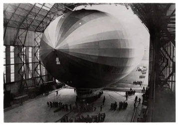 Zeppelin LZ 127 Graf Zeppelin die zijn hangar binnenkomt