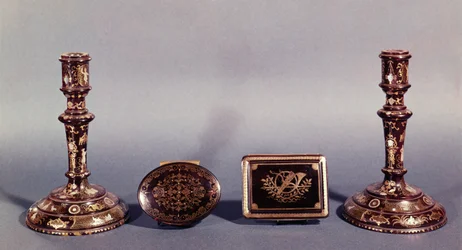 Een paar Louis XVI kandelaars ingelegd met goud en parelmoer met twee Engelse 18e-eeuwse pique point dozen