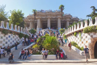 Barcelona, Spanje. Ingang van Parc Güell, het UNESCO-werelderfgoed ontworpen door Antoni Gaudi