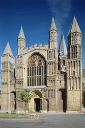 Exterieur van de westelijke ingang van Rochester Kathedraal