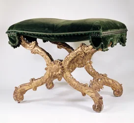 Franse Regency (1700-1720) X-frame kruk, van verguld hout met beklede zitting, bladeren en vlam motief, zonnebloem op kruising