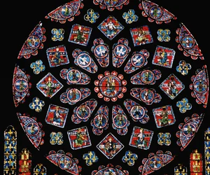 Verheerlijking van de Maagd Maria, met de wapens van Blanche van Castilië onder de roos, noordelijke roosvenster, ca.1223