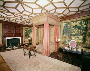 Gordijnen en sprei van rood satijn en zilverweefsel appliqué, uit de Spangled Bedroom, ca. 1619-20