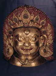 Hoofd van Bhairava, eind 17e eeuw (geëmbosseerd koper, geschilderd en verguld)