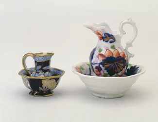 Links: Crown Staffordshire kan en kom en rechts: Welshe baluster kan en kom (keramiek)