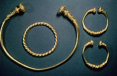 Halsketting en armbanden uit Waldalgesheim, midden 4e eeuw (goud)