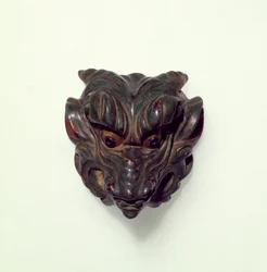 Geschilderde buxushouten netsuke, gesneden als een model van een Gagaku masker, 19e eeuw