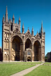 Peterborough Kathedraal, Westgevel