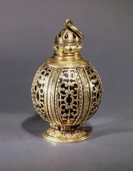 Pomander, versierd met gegraveerd krulwerk met zwarte emaille, verguld zilver, waarschijnlijk Engels, c.1580