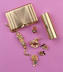 Selectie van Art Deco sieraden: twee sigarettenkokers; robijn cluster bloem broche en oorbellen; cocktail horloge (goud)