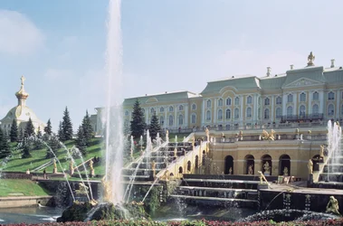 Uitzicht op het Peterhof Paleis over de Samson Fontein vanaf de terrassen