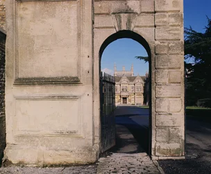 Uitzicht op de Zuidelijke Voorgevel door de poort, Corsham Court, Wiltshire