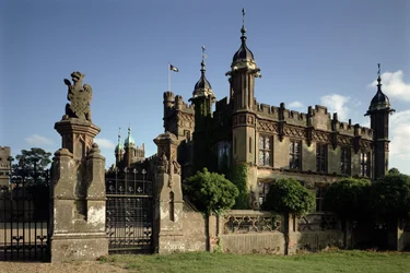 Uitzicht op de ingang van het huis vanuit het noordwesten, Knebworth House, Hertfordshire