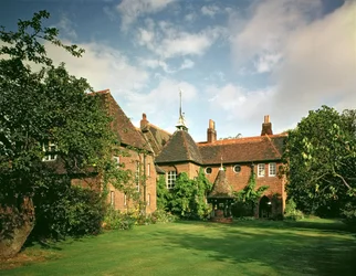Uitzicht op de buitenkant van The Red House, Bexleyheath, ontworpen door William Morris met Philip Webb als architect, voltooid in 1859