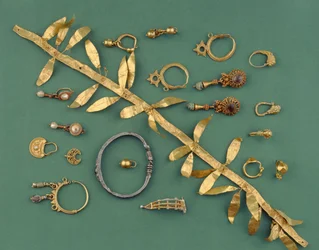Een collectie Hellenistische, Byzantijnse en Romeinse sieraden inclusief een gouden blad diadeem, een Oost-Mediterrane zilveren armband, sikkelvormige hangers en een gouden fibula, variërend van de 3e tot de 1e eeuw na Christus (goud, zilver)