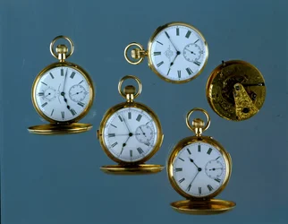 Een selectie van Zwitserse en Engelse zakhorloges met witte geëmailleerde wijzerplaten en gouden kasten