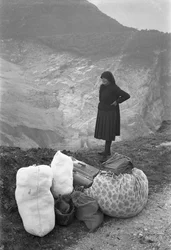 Een vrouw vertelt de tragedie, Longarone, Vajont, 9 oktober 1953: Tassen en bagage
