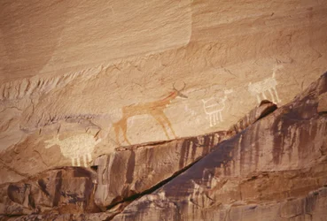 Dierfiguren, rotsschilderingen door Navajo kunstenaars, Canyon de Chelly National Monument, Navajo Indian Reservation, Arizona, VS
