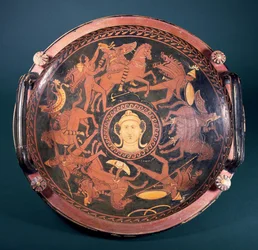 Apulische roodfigurige patera met scènes van de Grieken die vechten tegen de Amazonen, Grieks, gemaakt in Zuid-Italië, 4e eeuw v.Chr., toegeschreven aan de Baltimore Schilder