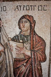 Atropos - Een van de drie Schikgodinnen afgebeeld met een open rol waarop het leven van Achilles was geschreven - Detail van het paneel dat het eerste bad van Achilles voorstelt - Paphos Mozaïeken, Villa van Theseus, 5e eeuw na Christus - Cyprus