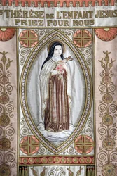 Banner: "St. Therese van het Kind Jezus, bid voor ons", Honfleur, Frankrijk