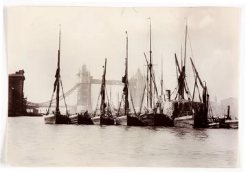 Boten afgemeerd bij Tower Bridge