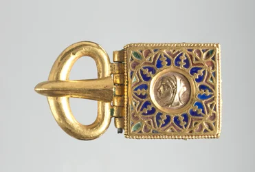 Gesp met Geëmbosseerd Hoofd in Profiel, 400-600