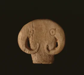 Stierenkop amulet, pre-dynastiek Egyptisch, Naqada IIa, c.3500 voor Christus
