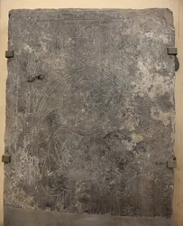 Kathedraalcollectie. Fragment van een stenen plaat. Bas-reliëf. Een kerkfunctionaris. Oorsprong kerk (Saint-Quentin van Doornik. Eind 13e eeuw. Detail.