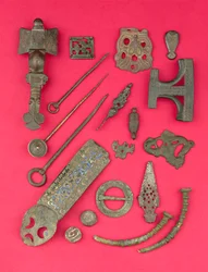 Collectie van Angelsaksische, Viking- en Keltische antiquiteiten, waaronder Angelsaksische kruisvormige fibula