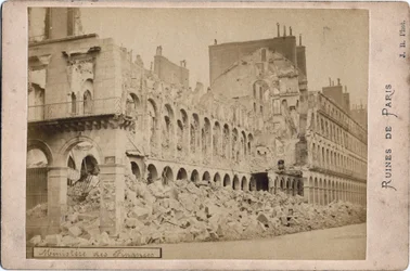 Commune van Parijs: uitzicht op de ruïnes van het Ministerie van Financiën in Parijs in mei 1871. Fotografie J.R. Dim. 16,3X10,8 cm