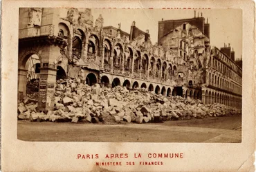 Commune van Parijs (1871) gezien vanaf het verwoeste Ministerie van Financiën. Fotografie