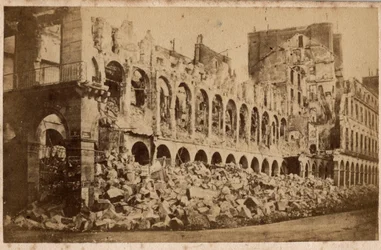 Commune van Parijs (1871): uitzicht op het Ministerie van Financiën na de brand van mei 1871. Fotografie