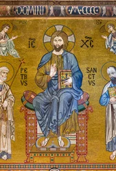 Tegenfaçade: mozaïek "Majesteit van Christus gezeten tussen Heiligen Petrus en Paulus", XII eeuw, De Palatijnse Kapel, Het Koninklijk Paleis of Palazzo dei Normanni (Paleis van de Normandiërs), Palermo, Sicilië, Italië