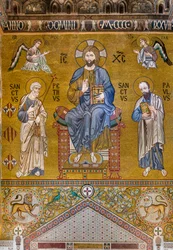Tegenfaçade: mozaïek "Majesteit van Christus gezeten tussen Heiligen Petrus en Paulus", XII eeuw, De Palatijnse Kapel, Het Koninklijk Paleis of Palazzo dei Normanni (Paleis van de Normandiërs), Palermo, Sicilië, Italië
