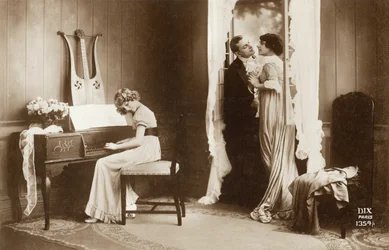 Verliefd stel en jong meisje spelen pianoforte, Parijs, ca. 1920 (ansichtkaart)