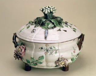 Gedekte terrine, versierd met aangebrachte ornamenten van bloemen en groenten, door Johan Ludwig Eberhard Ehrenreich, Marieberg, eind 18e eeuw