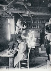 Ambachtslieden aan het werk met het maken van Vallauris kunstpotten, circa 1900, ansichtkaart, Frankrijk, 20e eeuw