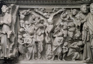 Kruisigingsscène: detail van reliëf van de top van de zeshoekige preekstoel ontworpen door Giovanni Pisano (1245-1329), ca. 1297