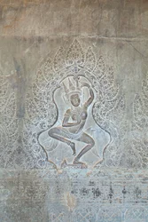 Dansende Apsara-reliëf op de buitenste westelijke muur, Angkor Wat, Cambodja