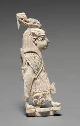 Decoratieve plaquette: Gevleugelde sfinx, 900-800 v.Chr.
