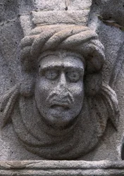 Detail van een fries op een historisch gebouw op het Republieksplein (Praça da República) in Viana Do Castelo, Portugal