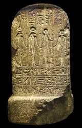 Egyptische antiquiteit: fragmentarisch stelefoor standbeeld van Paser op knieën, Nieuwe Rijk