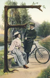 F : Een man in fietskleding leunt op zijn fiets en praat met een vrouw die op een bank zit. Landelijke omgeving - Alphabet personages Ref Th. E., L. Theochrom - Serie 994. Theodor Eisman, uitgever, Leipzig