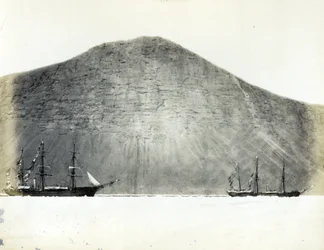 Vast van de ijsschots, onder Kaap Prescott, Franklin Pierce Bay (Canada)